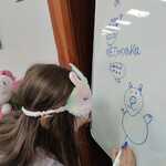 Uczennica rysuje świnki na białej tablicy..jpg